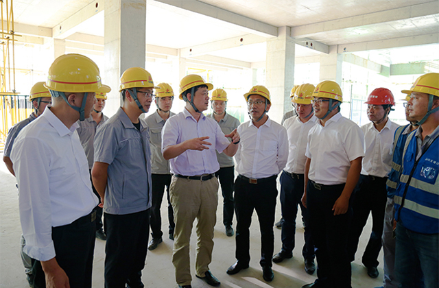 住建部工程質量安全監管司副司長陳波調研頂琇西北湖B區項目