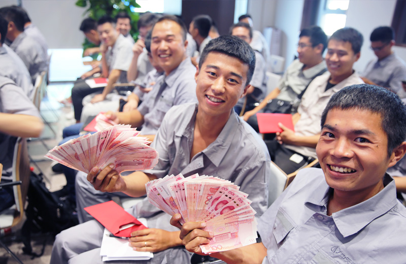 2019年8月9日，中天北京集團直補發放，員工們難掩幸福之情。