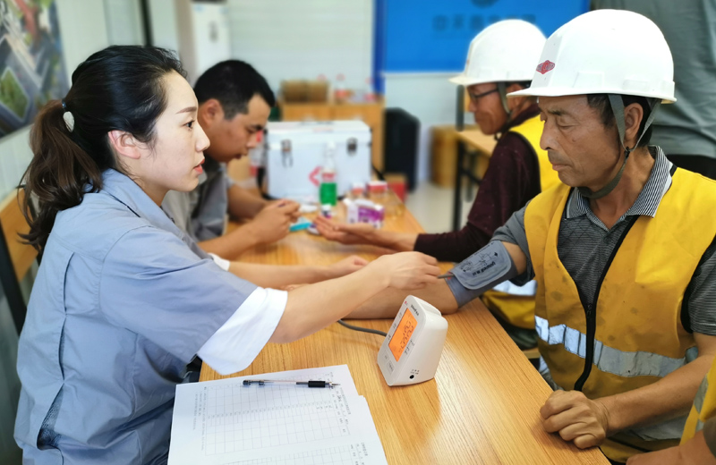 2019年7月，中天西北集團對西北區域所有在建項目開展夏季高溫慰問，并為項目部配備醫藥箱，開展常態化員工體檢工作。