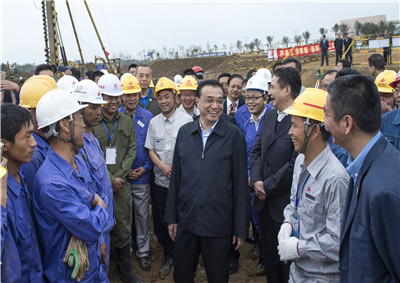 2015年，國務院總理李克強視察位于海南的中天建設集團第七建設公司項目部
