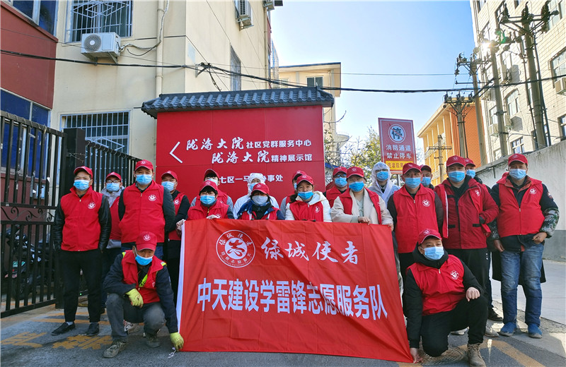 2021年12月1日，中天九建項目部的志愿者走進“感動中國”隴海大院社區，聆聽鄰里大愛的故事，開展“綠城使者—小紅象·健康行”全城消殺志愿服務活動。