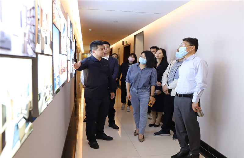 5月17日，杭州市上城區區委常委黃利文一行到中天精誠裝飾走訪調研，并聽取了中天精誠裝飾總經理斯杭東關于業務承接、疫情防控等方面的匯報。