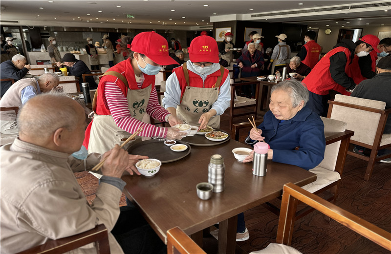 2023年4月12日，控股集團志愿者走進杭州市上城區(qū)雨花敬老院開展公益志愿服務。
