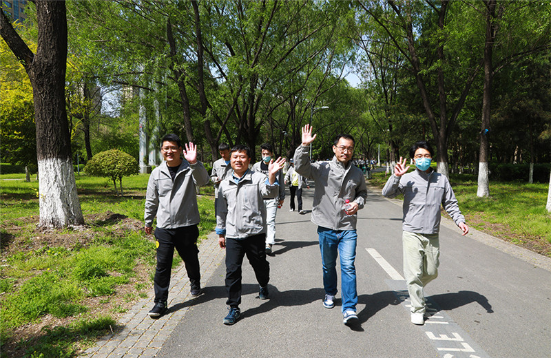 2023年5月6日，東北公司于沈陽奧林匹克生態公園開展“沐春健步走，轉型再出發” 徒步行活動。