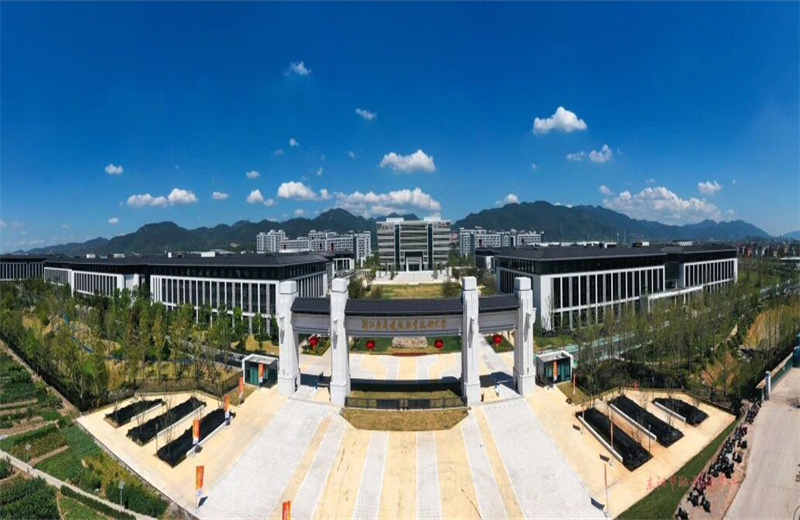 2025年9月7日上午，由中天一建承建的浙江廣廈建設職業技術大學木雕小鎮校區（二期）舉行竣工啟用儀式。至此一期、二期經過兩年多點時間已經全部建成交付。