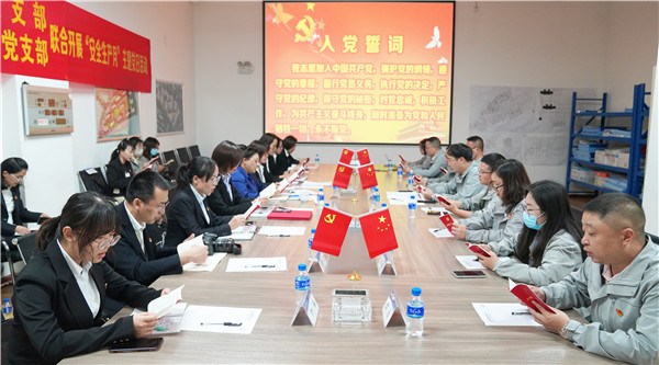 1658213222157114fPpZ.jpg 4.會上學(xué)習(xí)《黨章第六章:黨的干部》1_副本.jpg