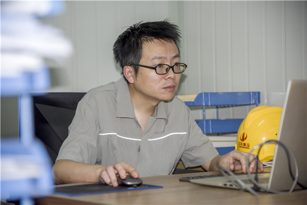 劉波在東關科創大廈項目辦公室看方案.jpg