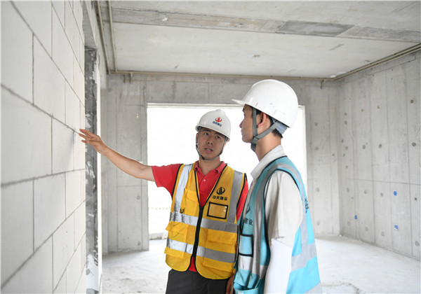 1688019354525087qPnO.jpg 5馮嘉榮與團(tuán)隊(duì)成員交流.jpg