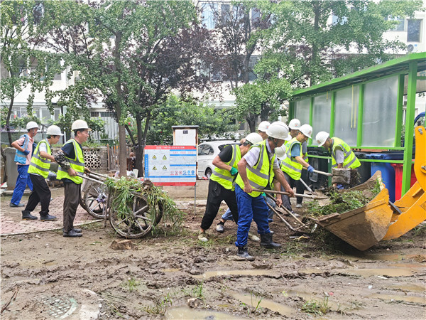圖13.房山金地璟宸項目派出到北潞園小區支援清淤行動.jpg