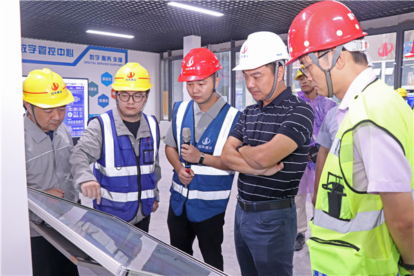 1702428416220844b6Vt.jpg 韓旭(中)在觀摩會(huì)中做講解.jpg